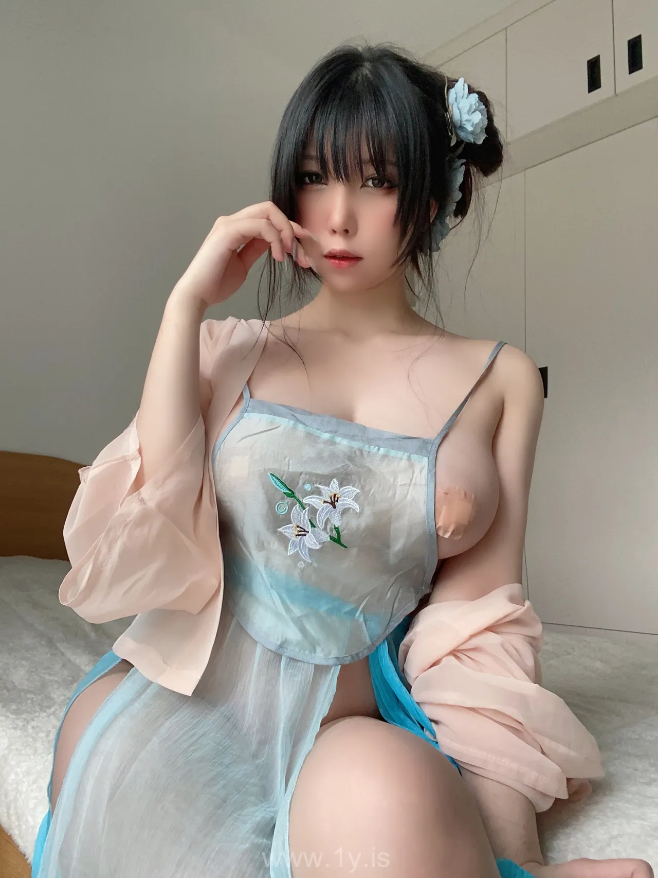 鹿野希 Fantia 2022.12 Vol.02 透けコートに包まれた胸